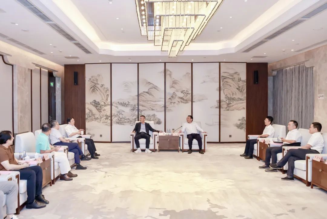 江西省萍鄉(xiāng)市委副書記、市長(zhǎng)熊運(yùn)浪會(huì)見天高集團(tuán)李平總裁一行